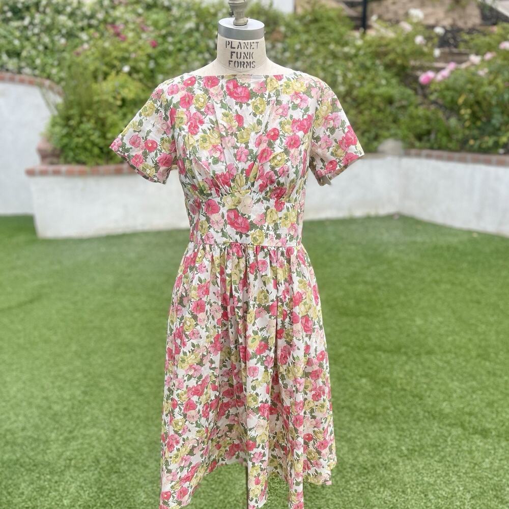 Unique Vintage Womens Strawberry Print Swing Dress Cream Red Green V-Neck M NWT